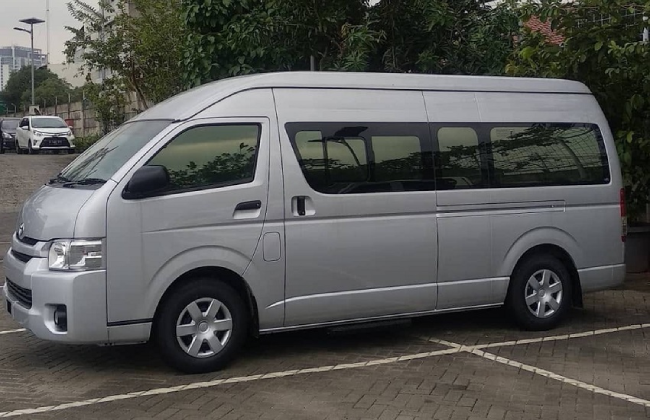 13 seater minibus singapore